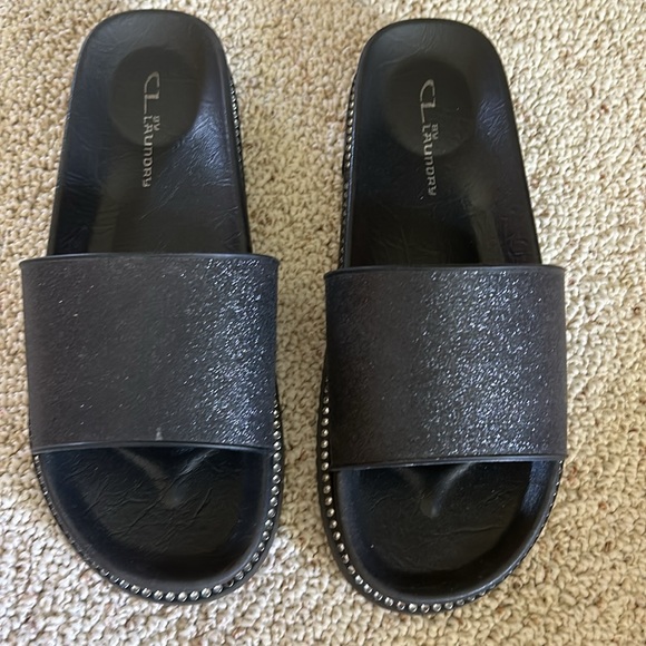 EUC CL By LAUNDRY Black Slip On Size 8 - Picture 2 of 5